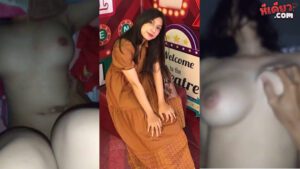 คลิปหลุด น้องตาลทีเด็ดทางบ้าน หน้าตาสวยน่าเย็ดหุ่นดีนมโตจริงๆ โดนจับซอยหีเย็ดสดๆเสียวมาก ซอยหีไม่ยั้งเลย หีสวยแบบนี้น่าจะเลียหีก่อนเย็ดให้คุ้มหน่อย