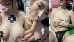 คลิปหลุดไลฟ์สดเด็ดๆ สาวหุ่นขาวมาแก้ผ้าโชว์เสียวจับอมควยปลอมอย่างเด็ดต่อด้วยแหวกขาขึ้นขย่มเย็ดควยปลอมร้องเสียวลั่นๆ ลีลาร่อนเอวได้ใจจัดๆ